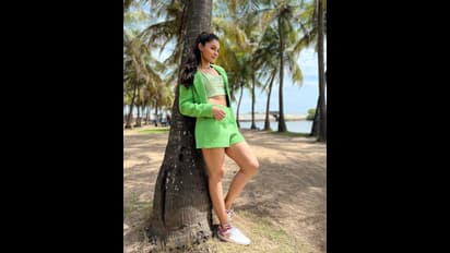 வேற லெவல் கிளாமர் லுக்கில் கலக்கும் ஆண்ட்ரியா... ஒரு பக்கம் மட்டும் ஸ்ட்ரிப் அணிந்து ஹாட் போட்டோ சூட்...