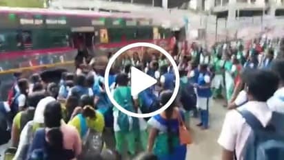 Viral Video : ரோட்டில் அடித்துக்கொண்ட பள்ளி மாணவிகள்..எதற்கு தெரியுமா?