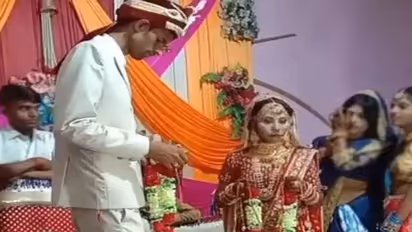 दुल्हन पहना रही थी वरमाला, दूल्हे की अकड़ देख लोग बोले-शादी है या मजाक, देखें Video