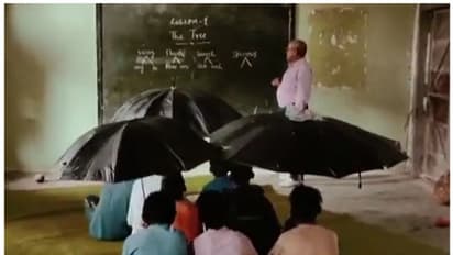 వర్షాకాలంలో స్కూల్ దుస్థితి.. క్లాసు రూములో గొడుగులతో విద్యార్థుల పాట్లు (వీడియో)