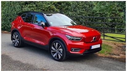 വന്നു, കണ്ടു, കീഴടക്കി; 335 കിമി മൈലേജുള്ള ഈ കാര് വാങ്ങാൻ കൂട്ടിയിടി!