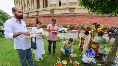 दिन में धरने पर मजे से खाया-पीया फिर चद्दर तानकर लेटे, मगर रात में मच्छरों ने 'माननीयों' की कर दी खटिया खड़ी