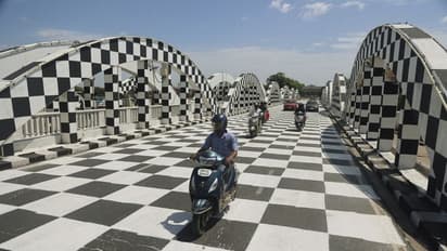 चेन्नई में चेस ओलंपियाड का चढ़ा खुमार, नैपियर ब्रिज देखकर आप कहेंगे ये तो चेस बोर्ड है...