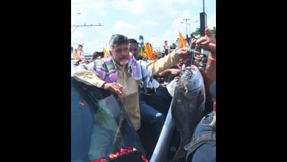 చంద్రబాబు కుప్పం టూర్ లో ఉద్రిక్తత: టీడీపీ, వైసీపీ వర్గాల మధ్య రాళ్ల దాడి