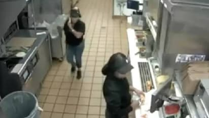 മാനേജർക്ക് ദേഷ്യം വന്നു, ഭക്ഷണം കഴിക്കാനെത്തിയവരുടെമേൽ ചൂടുവെള്ളമൊഴിച്ചു