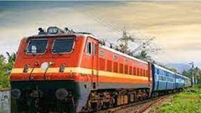 கர்நாடகாவில் ரயில் மோதி கல்லூரி மாணவி பலி: மைசூரு-ஹாசன் நெடுஞ்சாலையில் மாணவர்கள் போராட்டம்: தீவைப்பு