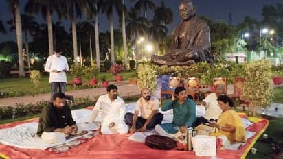 'സമരം ചെയ്യുന്ന എംപിമാർ ​ഗാന്ധി പ്രതിമക്ക് മുന്നിൽ  തന്തൂരി ചിക്കൻ കഴിച്ചു'; ആരോപണവുമായി ബിജെപി 