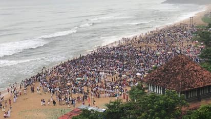 കർക്കടകവാവ്: വർക്കലയിലെത്തിയത് ആയിരങ്ങൾ, ജില്ലയിലാകെ ബലിതർപ്പണം നടത്തിയത് മൂന്ന് ലക്ഷത്തിലേറെയാളുകൾ