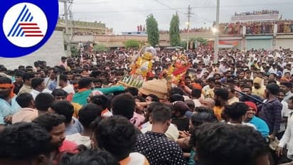 ಕಲಬುರಗಿ: ಕೋಳಿ ಎಸೆದು ಮರಗಮ್ಮ ದೇವಿಗೆ ಹರಕೆ ತೀರಿಸಿದ ಭಕ್ತರು, ಜಾತ್ರೆಗೆ ಹರಿದುಬಂದ ಜನಸಾಗರ