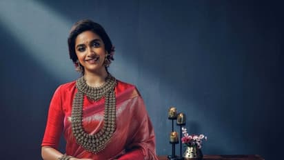 நயன்தாரா வெடிங் ஸ்டைலை... காபி அடித்த கீர்த்தி சுரேஷ்! சும்மா தங்க சிலை மாதிரி ஜொலிக்கும் போட்டோஸ்..!