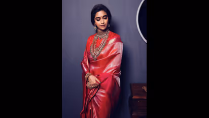 திருமண கோலத்தில் கழுத்தில் தாலியோடு குத்தாட்டம் போடும் கீர்த்தி சுரேஷ்! வைரலாகும் படக்குழு வெளியிட்ட போஸ்டர்!