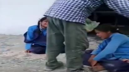 Video: सिर पटकते हुए अचानक लड़कियां रोने-चिल्लाने लगीं, टीचर-प्रिंसिपल सब परेशान, तभी आया एक शख्स और सब ठीक 