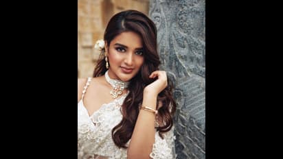 ஸ்லீவ் லெஸ் ஜாக்கெட் போட்ட வெள்ளை தாமரையாய்... ட்ரான்ஸ்பரென்ட் சேலையில் கிளாமர் காட்டும் நிதி அகர்வால்!