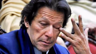 പാകിസ്ഥാൻ സംഘർഷഭരിതം, മുൻ പ്രധാനമന്ത്രി ഇമ്രാൻഖാനെ അറസ്റ്റ് ചെയ്യാൻ പൊലീസ് വസതിയിൽ; ചെറുക്കാൻ അനുയായികൾ