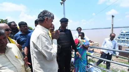 నాతో కష్టాలు చెప్పుకున్నారని.. వరద బాధితులను బెదిరిస్తారా , వైసీపీ నేతలది క్రూరత్వం : చంద్రబాబు