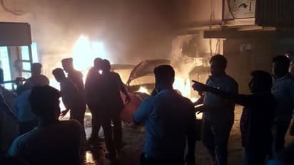 విజయవాడ: హ్యుండాయ్ సర్వీస్ సెంటర్లో పేలిన కార్లు.. పరుగులు తీసిన ఉద్యోగులు