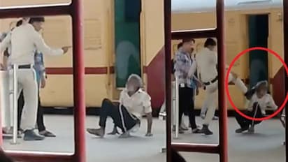 ரயில் நிலையத்தில் முதியவரை கொடூரமாக தாக்கிய போலீஸ்… வைரலாக பரவும் வீடியோ... அடுத்து நடந்தது என்ன?