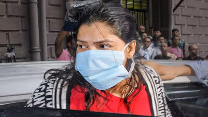 बेटी अर्पिता मुखर्जी के दो फ्लैट से मिले 50 करोड़ रुपए, टूटे हुए पुराने घर में अकेली रहती है मां