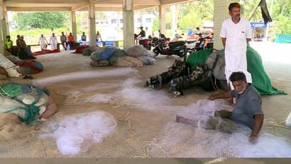 ട്രോളിങ് കാലം നാളെ അവസാനിക്കും: സൗജന്യ റേഷനെന്ന വാഗ്ദാനം നടപ്പിലായില്ല, പരസ്പരം പഴിചാരി വകുപ്പുകള്