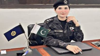 इंस्पेक्टर बनने के बाद बेटी ने पिता के लिए खरीदी कार, सामने आने पर रिएक्शन देखकर बोली- मिल गया फल