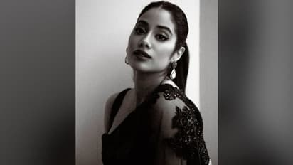 কালো এবং সাদা ছবিতে জাহ্নবী কাপুর যেনো শ্রীদেবীরই আদল