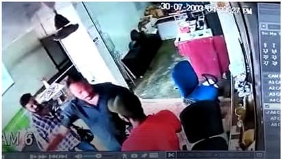 ഗുണ്ടാപ്പേടിയില് ജീവിക്കണോ..! കടയ്ക്ക് മുന്നില് മദ്യപാനം, ചോദ്യം ചെയ്തതിന് ഗുണ്ടാസംഘത്തിന്റെ ക്രൂരത