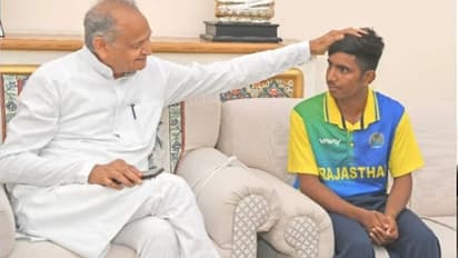 6 सेकंड के वीडियो से स्टार बने इस लड़के से मिले अशोक गहलोत, सिर पर हाथ रख कहा- अब तुम हमारी जिम्मेदारी हो