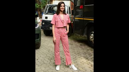 রেড অ্যান্ড হোয়াইট চেকে সিজলিং হট অনন্যা! দেখে নিন ছবি