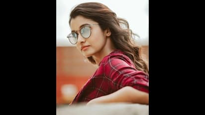 கியூட் ஸ்மைல் உடன்... கலர்ஃபுல் உடையில் அழகு தேவதையாய் மிளிரும் பிரியா பவானி சங்கர் - வைரலாகும் போட்டோஸ்