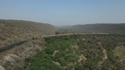 रेलवे ने शेयर किया ट्रेन के गुजरने का मनमोहक वीडियो, दृश्य देखकर आपका दिल भी होगा गार्डन-गार्डन