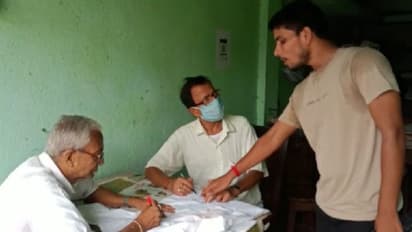 সাদা জামায় একঝাঁক বাঙালির সই, জন্মভিটে অন্ধ্রপ্রদেশে ফিরে গেলেন বীরভূমের ডাকসেবক