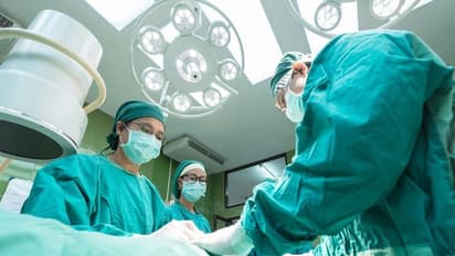 4 घंटे के ऑपरेशन के बाद डॉक्टरों ने देखा हैरान करने वाला नजारा, जोधपुर में युवक के पेट ने निकले 63 सिक्के