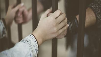 कैदी के प्यार में पड़ी पुलिस ऑफिसर, जेल में शुरु किया 'धंधा', मोबाइल ने खोल दी पोल