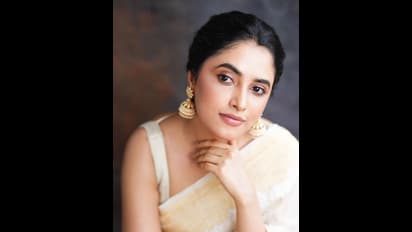 சிங்கிள் பிளீட் சேலையில்... ஜிமிக்கி கம்மல் அழகி சுண்டி இழுக்கும் பிரியங்கா மோகன்! கியூட் போட்டோஸ்!