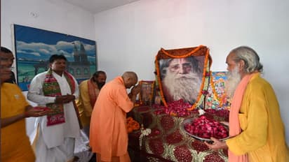 अयोध्या पहुंचे सीएम योगी, श्रद्धांजलि सभा में शामिल होकर परमहंस दास को बताया मंदिर आंदोलन का अमिट हस्ताक्षर