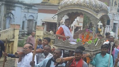 मणियों से बने मणिपर्वत पर झूले 'युगल सरकार' और अयोध्या का प्रसिद्ध सावन मेला हुआ शुरू, जानिए इसका रहस्य