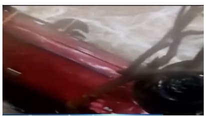 പത്തനംതിട്ടയില് കാര് ഒഴുക്കില്പ്പെട്ടു; ഡ്രൈവറെ രക്ഷപ്പെടുത്തി