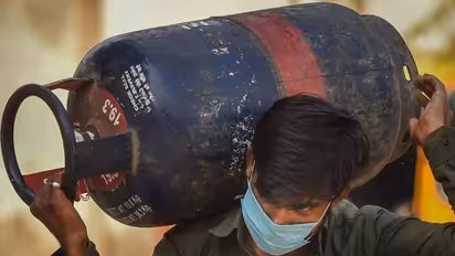 LPG Price Today:குட்நியூஸ் மக்களே.. சிலிண்டர் விலை அதிரடி குறைப்பு..! எவ்வளவு தெரியுமா?