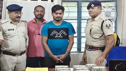 JEE मेंस क्वालिफाइड कर चुका था छात्र, पुलिस घर पहुंची तो रह गई दंग, 33 लाख कैश और हीरों का हार मिला