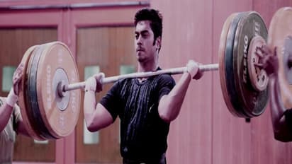 শাড়ির কারুকাজ ছেড়ে ভারোত্তোলন, বাঙালি রিক্সাচালকের ছেলে অচিন্ত্যই জিতে নিলেন কমনওয়েলথের তৃতীয় সোনা