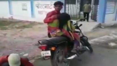 mp:ஆம்புலன்ஸ் தராததால் தாயின் சடலத்தை பைக்கில் கொண்டு சென்ற மகன்: மத்திய பிரதேசத்தின் அவலம்