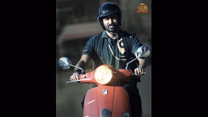 தனுஷின் திருச்சிற்றம்பலம் திரையிடப்பட்ட தியேட்டரை அடித்து நொறுக்கிய ரசிகர்கள்..