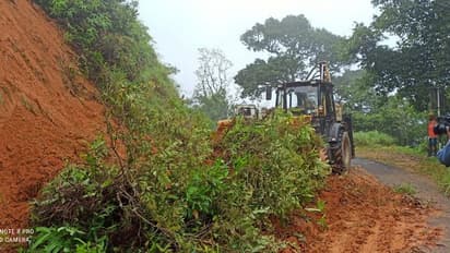 അതിശക്തമഴ; കല്ലാര്‍ പൊന്മുടി റോഡില്‍ കുന്നിടിഞ്ഞ് വീണ് ഗതാഗതം തടസപ്പെട്ടു 
