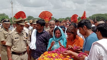 ताबूत में रखे शहीद पति के शव को एकटक निहारती रही पत्नी, रूला देंगी अंतिम विदाई की ये तस्वीरें
