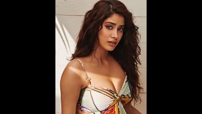 ஓவர் கிளாமரில்... முன்னழகு... பின்னழகை என மொத்தத்தையும் காட்டி மூச்சு முட்ட வைத்த ஜான்வி கபூர்! படு ஹாட் போட்ட