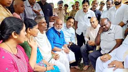 ಹತ್ಯೆಯಾದ ಮೂರೂ ಯುವಕರ ಮನೆಗೆ ಎಚ್ಡಿಕೆ ಭೇಟಿ, ಸೂಕ್ತ ತನಿಖೆಗೆ ಸರ್ಕಾರಕ್ಕೆ ಒತ್ತಾಯ