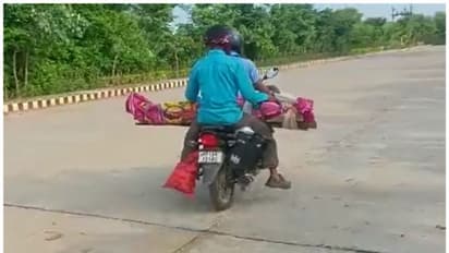 తల్లి మృతదేహాన్ని బైక్‌కు కట్టేసి 80 కిలోమీటర్లు తీసుకెళ్లిన కొడుకు (వీడియో)