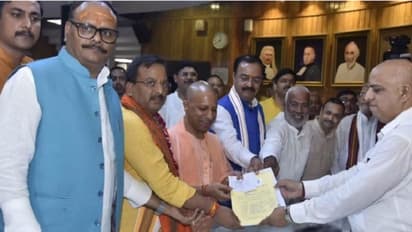 विधान परिषद उपचुनाव: बीजेपी के 2 और समाजवादी पार्टी के 1 प्रत्याशी ने दाखिल किया नामांकन, सीएम योगी रहे मौजूद