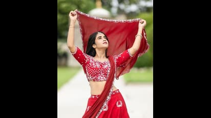 మత్తు చూపులు.. కొంటె పోజులు.. లెహంగా వోణీలో దీప్తి సునైనా  అదిరిపోయే లుక్..