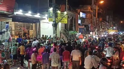 ഒരുതുള്ളി മദ്യം കിട്ടാനില്ലാതെ ദില്ലി; സമീപ സംസ്ഥാനങ്ങളിലേക്ക് 'ട്രിപ്പടിച്ച്' ഉപഭോക്താക്കൾ